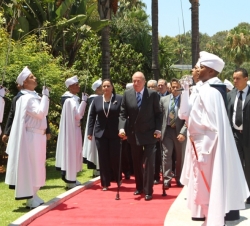 Su Majestad el Rey, acompañado por la presidenta de la Confederación General de Empresas Marroquíes, Meriem Bensaleh, a su llegada al Hotel Sofitel